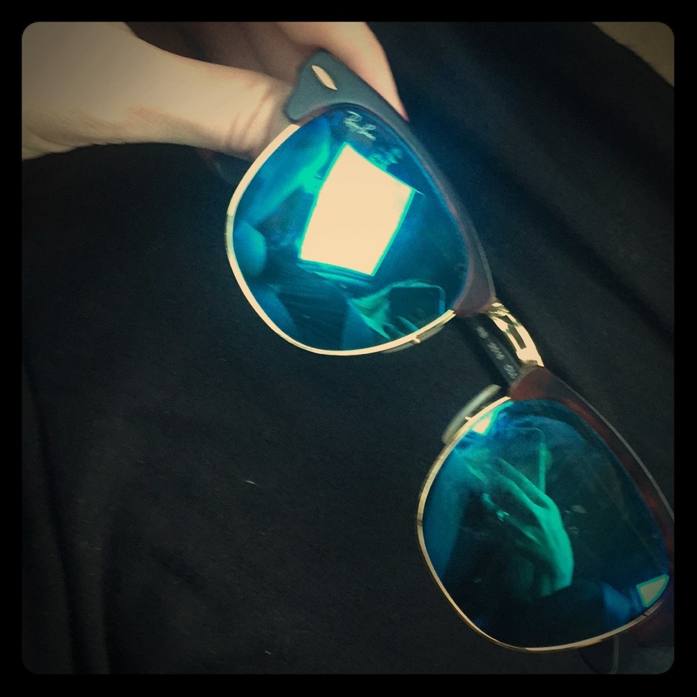 Like new raybans. Great condition.